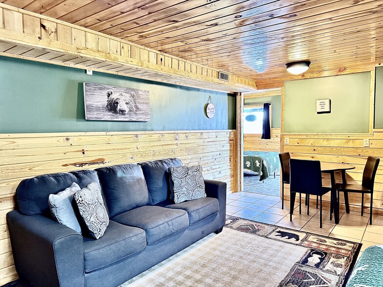 More Photos Of 1665 Whisper Ridge Rd, Ashton Hotel For Sale