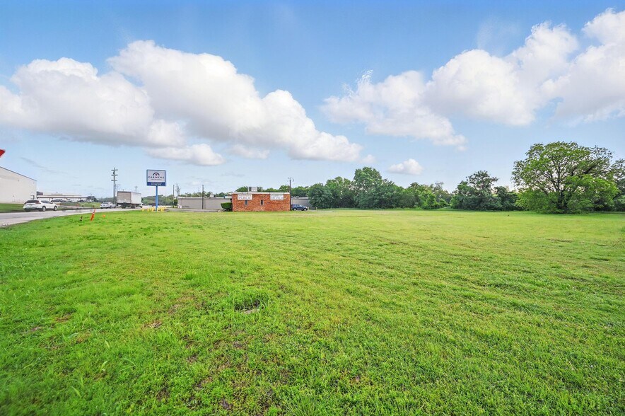 More Photos Of 4016 N Main St, Fort Worth Office For Sale