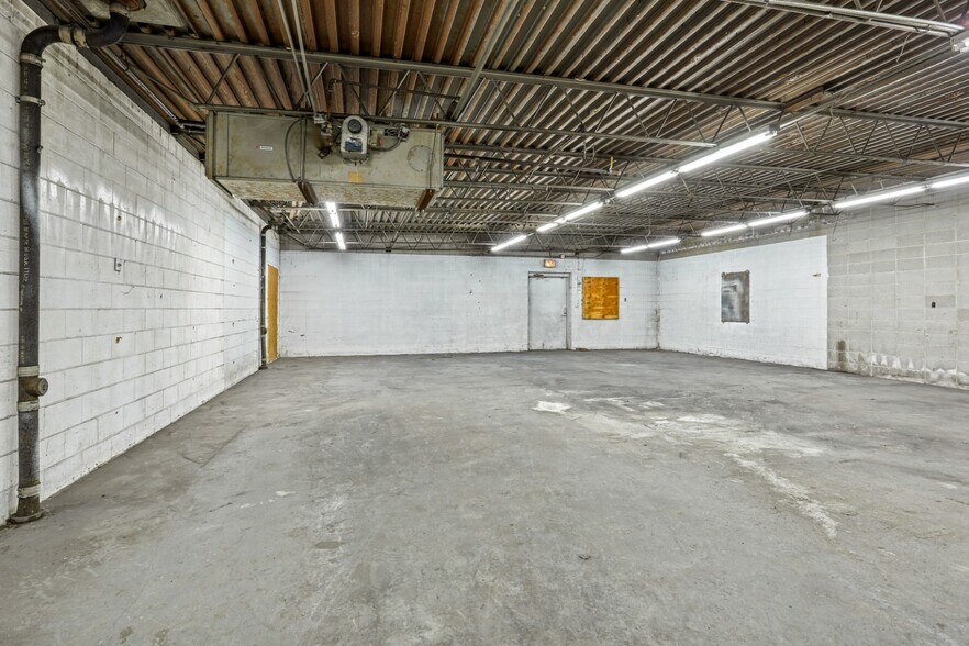 More Photos Of 1010 N Ashland Ave, Green Bay Flex For Sale