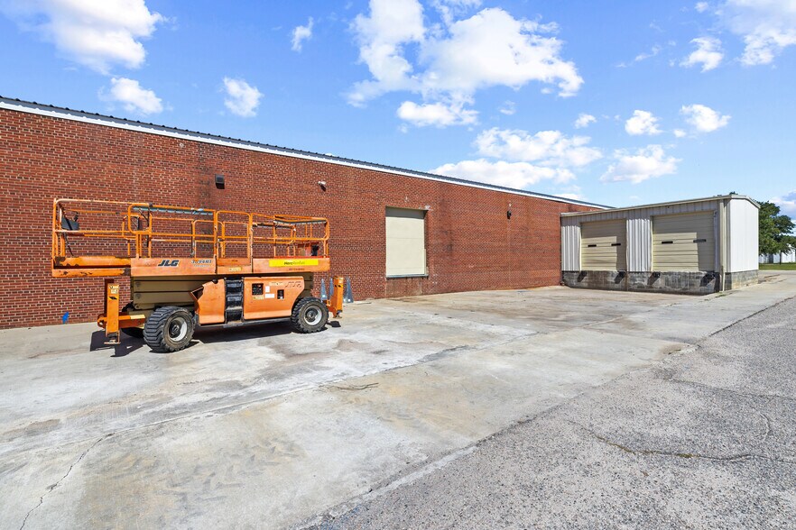 More Photos Of 122 E Laurel St, Mullins Industrial For Sale