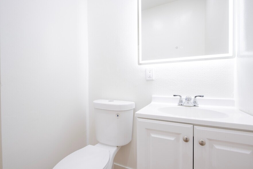 More Photos Of 1918 Grace Ave, Los Angeles Apartments For Sale