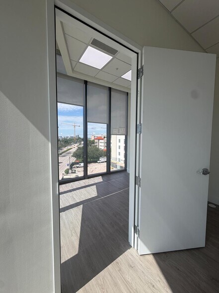 More Photos Of 21290 Biscayne Blvd, Aventura Office Residential For Lease