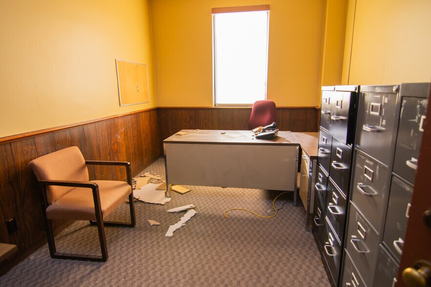 More Photos Of 1439 Sunset Blvd, Steubenville Flex For Sale