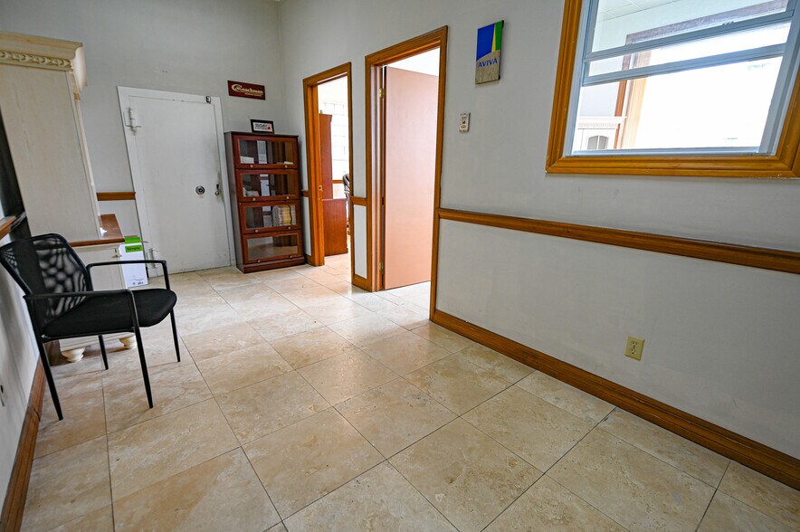 More Photos Of 19 Ridout St W, Tillsonburg Office For Lease