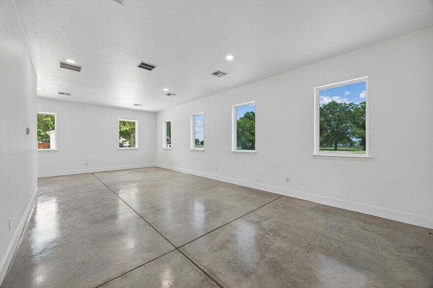 More Photos Of 908 Cresthaven Dr, Euless Showroom For Lease