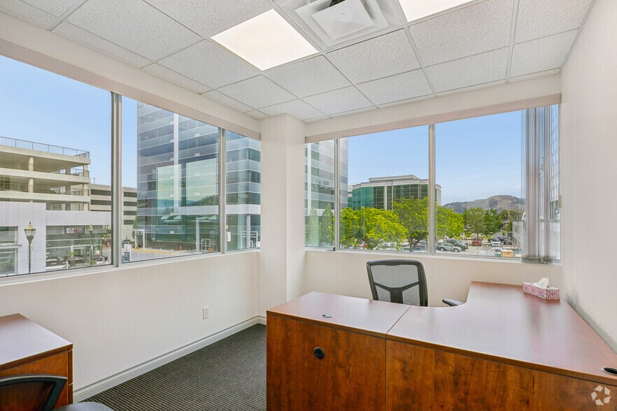 More Photos Of 1700 Dickson Av, Kelowna Unknown For Lease