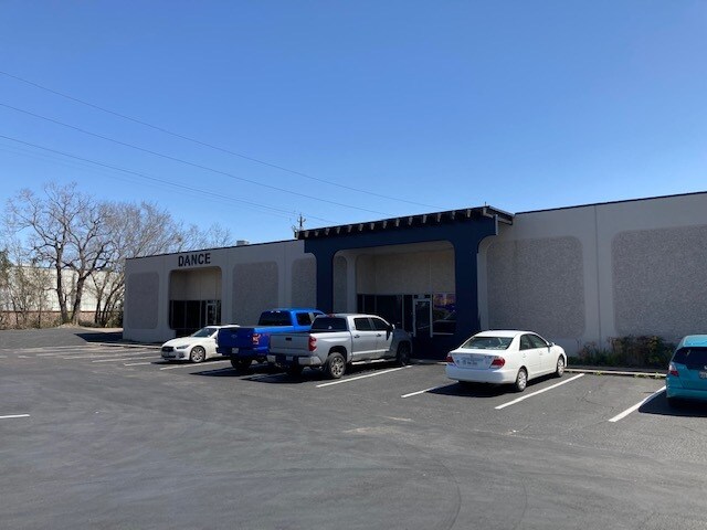 More Photos Of 3572-3580 E TC Jester Blvd, Houston Unknown For Lease