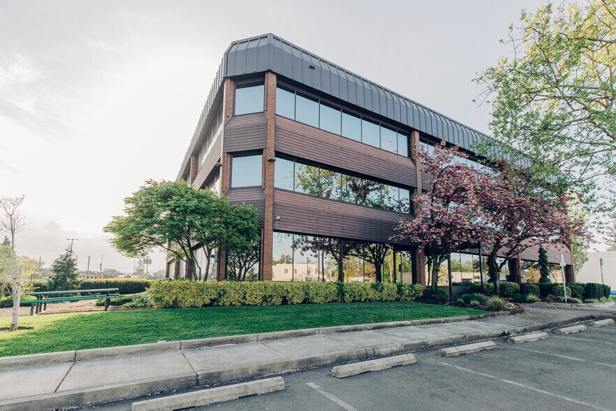 More Photos Of 7931 NE Halsey St, Portland Office For Lease