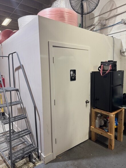 More Photos Of 2591-2595 NW 4th Ct, Fort Lauderdale Warehouse For Lease