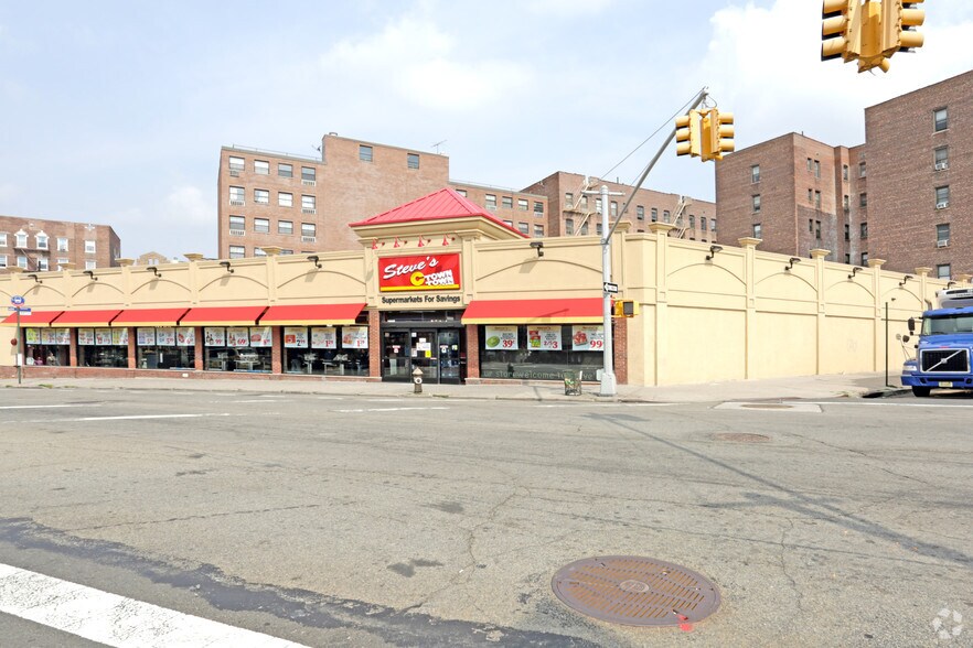 More Photos Of 41-25 Greenpoint Ave, Sunnyside Supermarket For Sale
