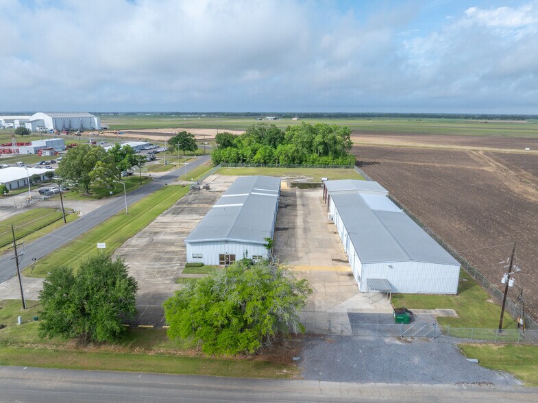 More Photos Of 718 Hangar Dr, New Iberia Warehouse For Sale