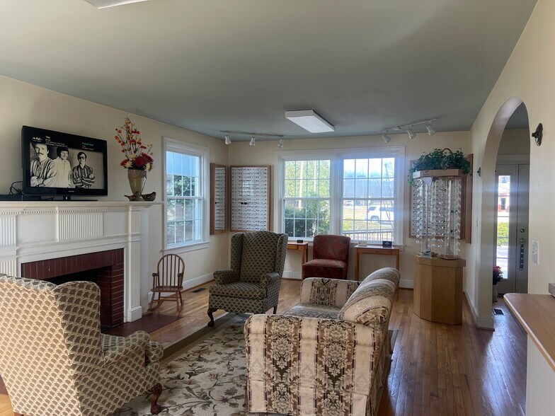 More Photos Of 904 Apperson Dr, Salem Office For Sale