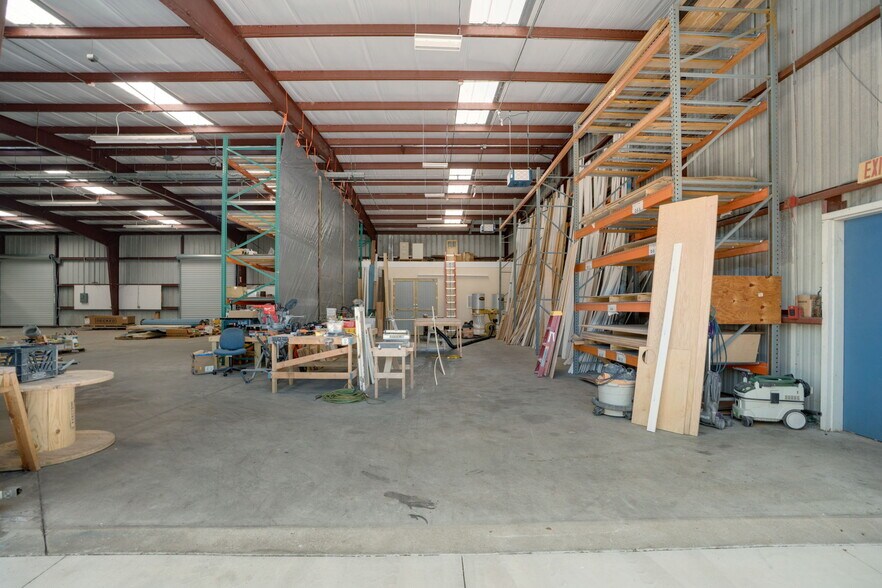 More Photos Of 1734 Apex Rd, Sarasota Warehouse For Lease