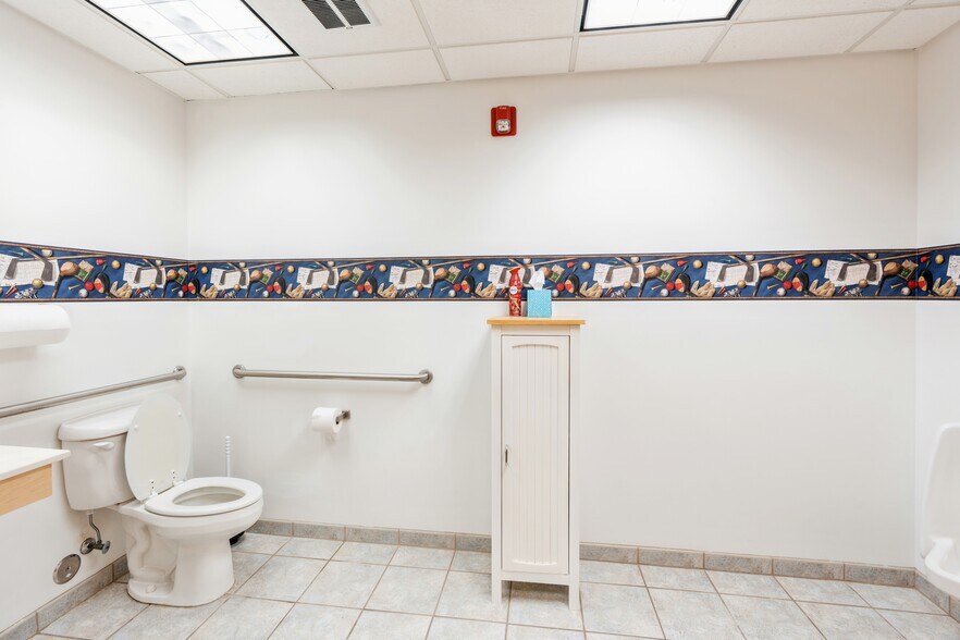 More Photos Of 2200 Gannett Ave, Des Moines Office For Sale