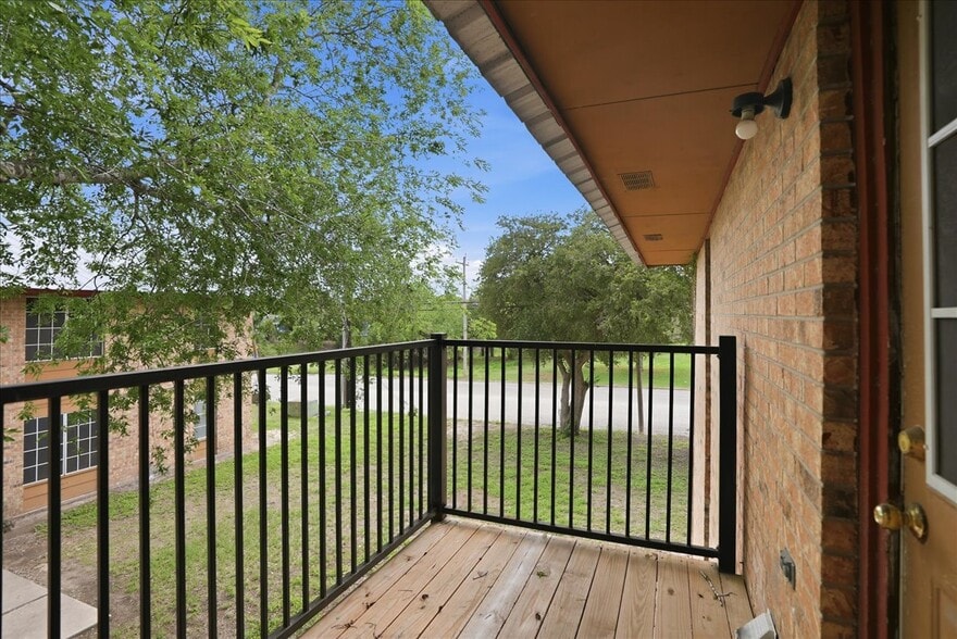 More Photos Of 600 E Crockett St, Beeville Apartments For Sale