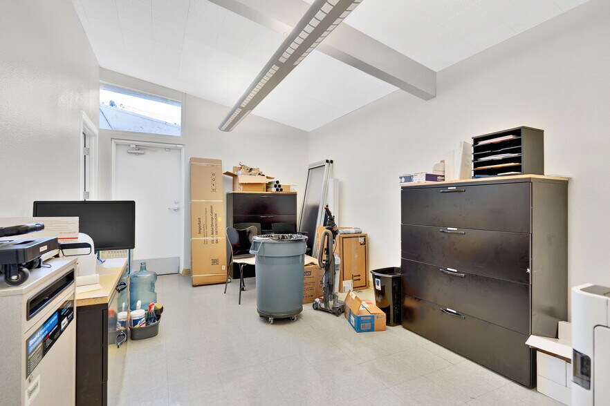 More Photos Of 812 Court St, Woodland Office For Sale
