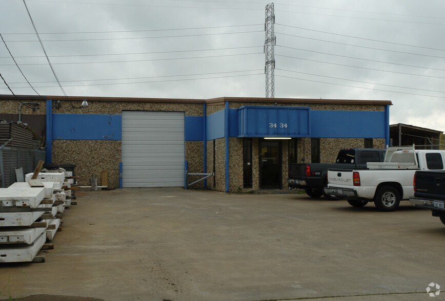 Primary Photo Of 3434 Doug Dr, Dallas Showroom For Lease