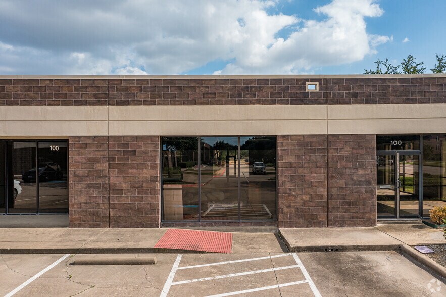 More Photos Of 11482 Luna Rd, Farmers Branch Light Distribution For Lease