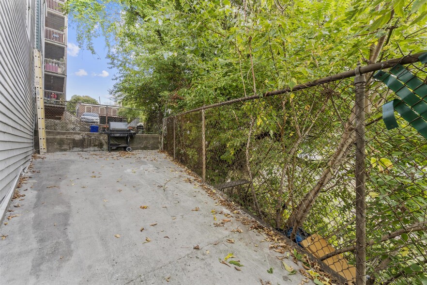 More Photos Of 28 Hill St, Waterbury Apartments For Sale