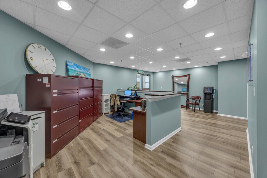 More Photos Of 631 US Highway 1, North Palm Beach Office For Sale
