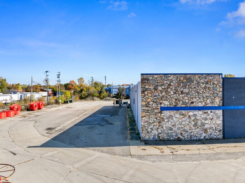 More Photos Of 2010 N Dort Hwy, Flint Service For Sale