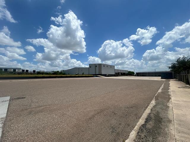 More Photos Of 4425 Pan American Blvd, Laredo Warehouse For Lease