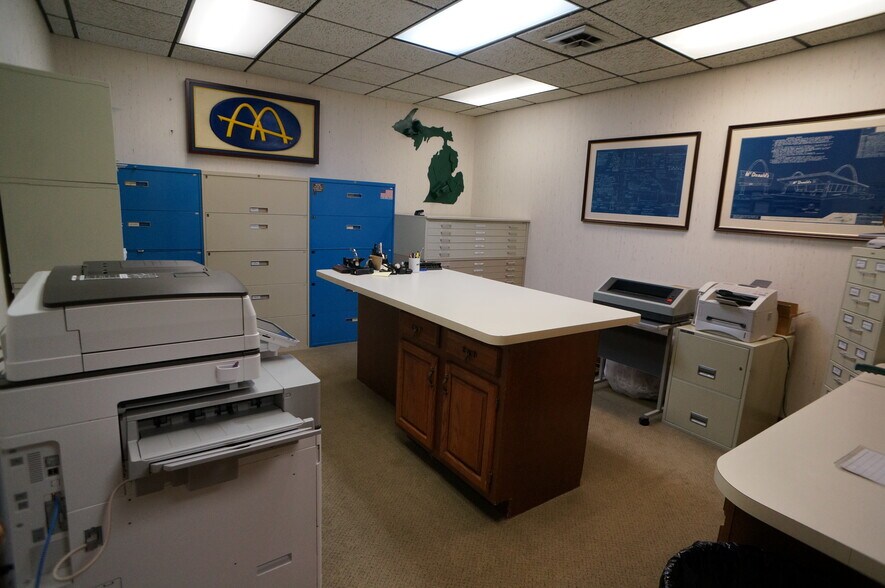 More Photos Of 1350 E Lake Lansing Rd, East Lansing Medical For Lease