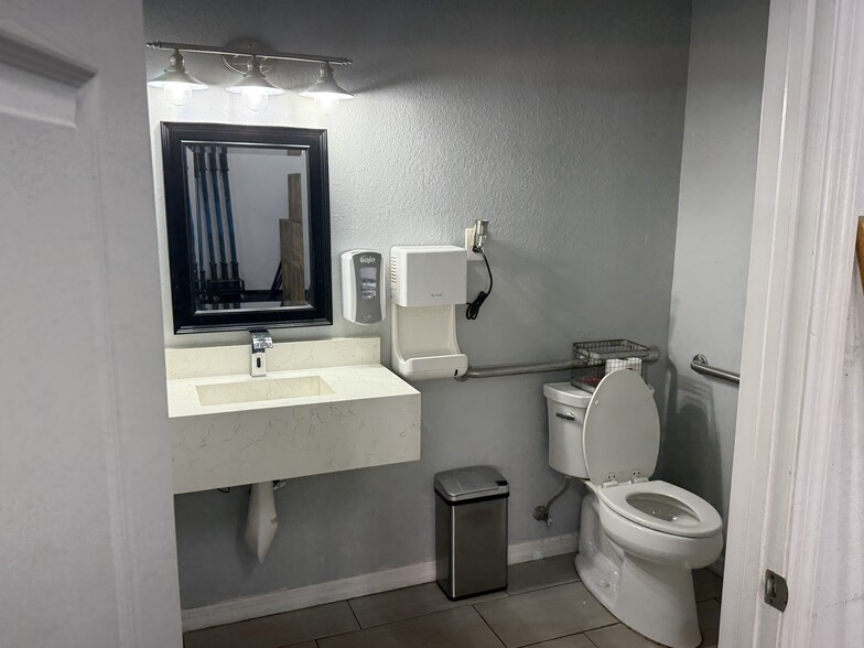 More Photos Of 1090 Innovation Ave, North Port Flex For Lease