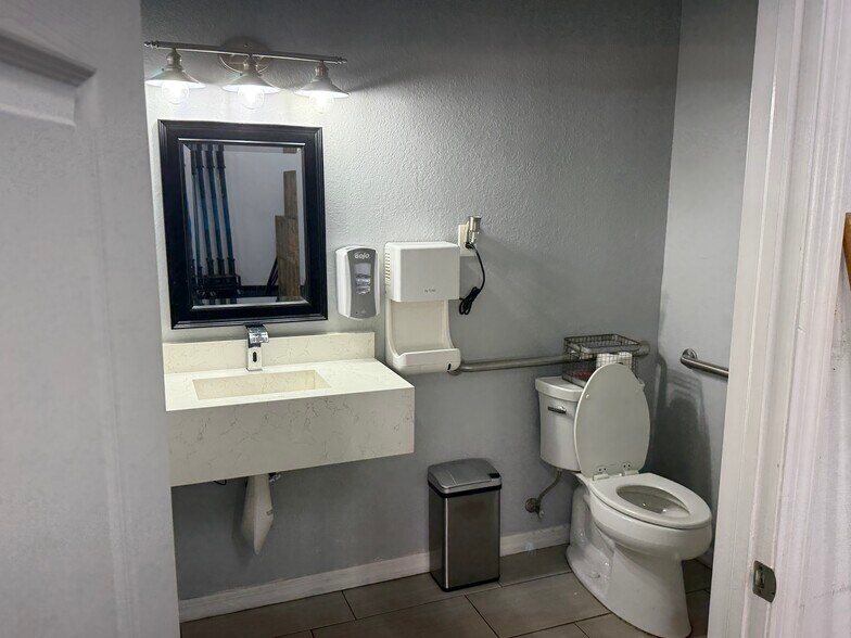 More Photos Of 1090 Innovation Ave, North Port Flex For Lease