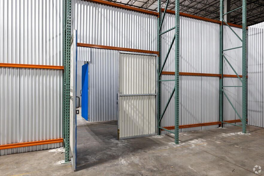 More Photos Of 2507 Investors Row, Orlando Distribution For Lease