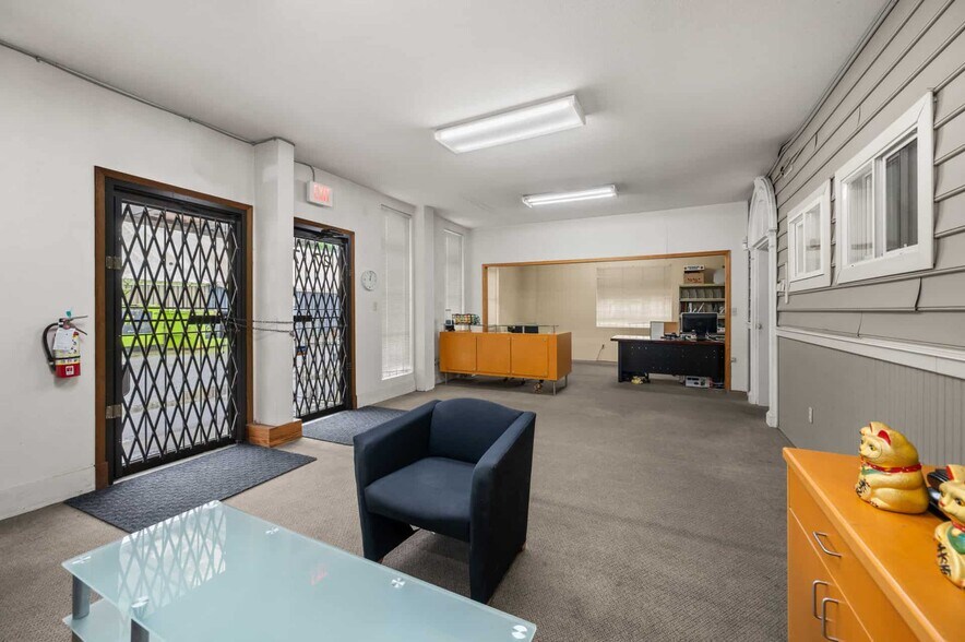 More Photos Of 2727 Dixon St, Port Coquitlam Industrial For Lease