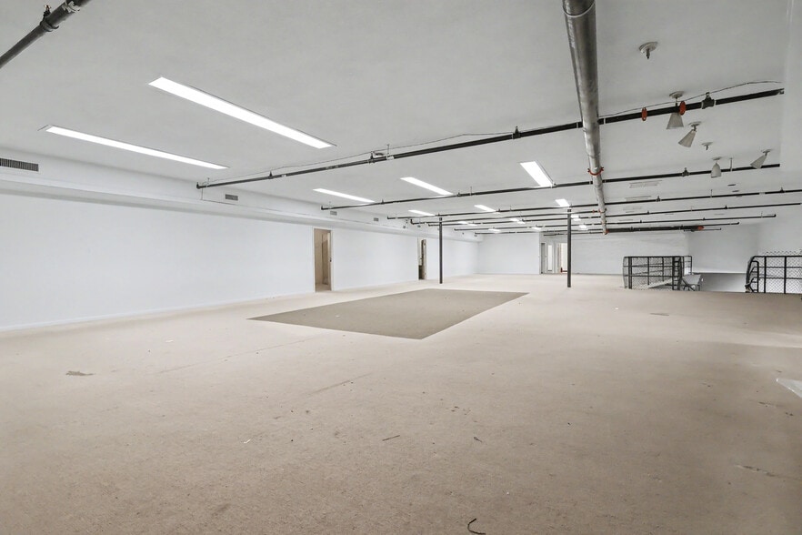 More Photos Of 312 E Main St, Grand Prairie Showroom For Lease