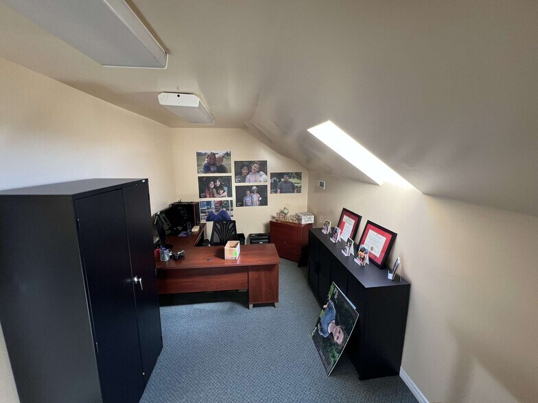 More Photos Of 1040 Gardiners Rd, Kingston Office For Lease