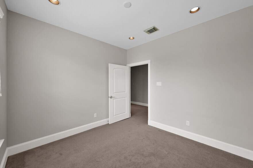 More Photos Of 25511 Budde Rd, The Woodlands Office For Lease