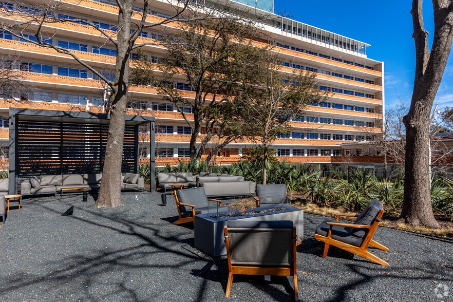 More Photos Of 6688 N Central Expy, Dallas Unknown For Lease