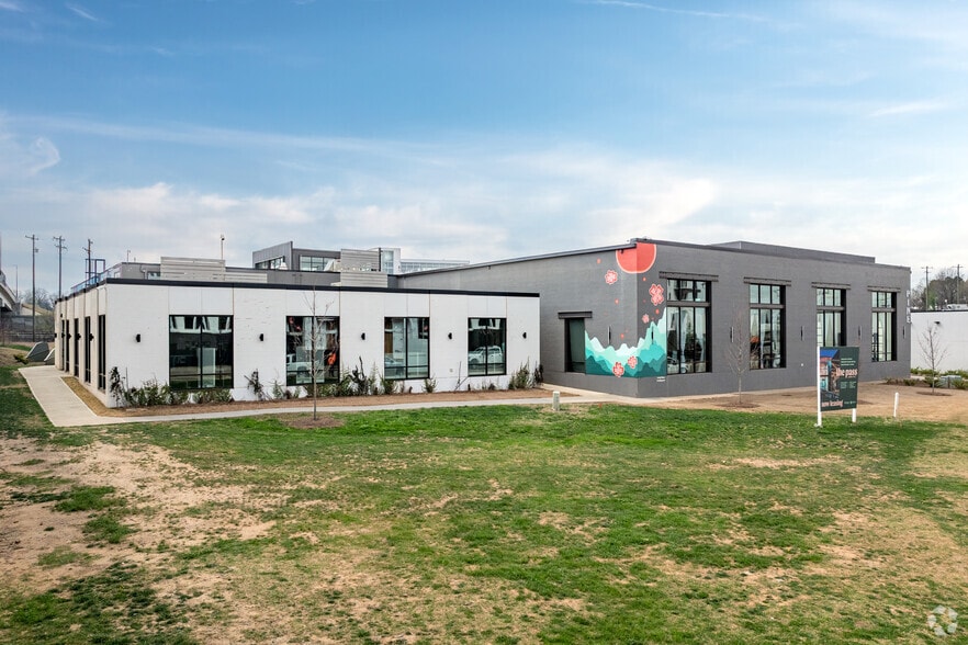 Primary Photo Of 600 E Sugar Creek Rd, Charlotte Unknown For Lease