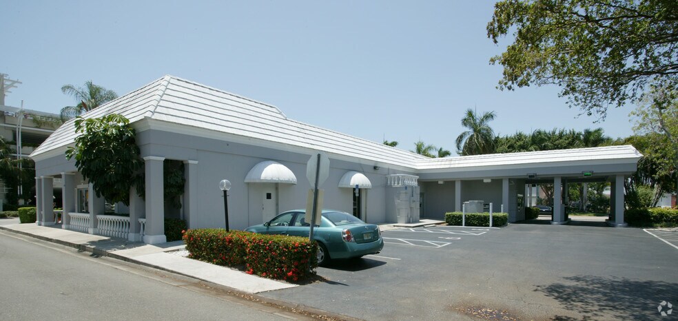 More Photos Of 405-445 8th St S, Naples Bank For Lease
