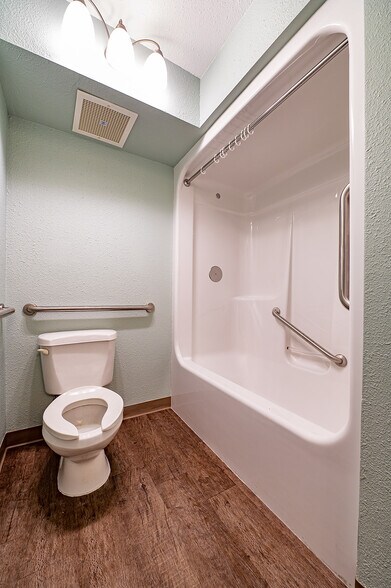 More Photos Of 461 Munson Ave, Traverse City Hotel For Sale