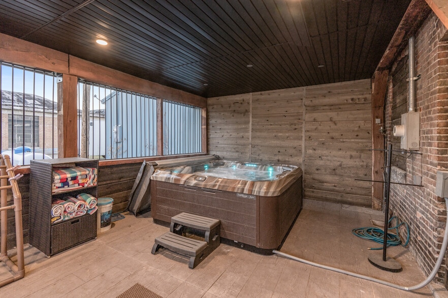 More Photos Of 417 Main St, Ashton Specialty For Sale