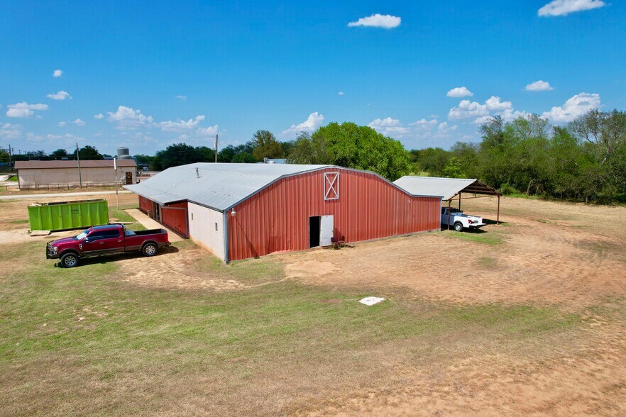 More Photos Of 3105 Zanderson Ave, Jourdanton General Retail For Lease