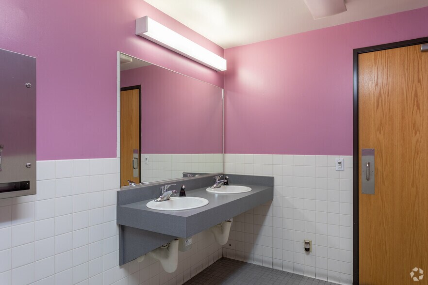 More Photos Of 2455 NW Nicolai St, Portland Warehouse For Lease