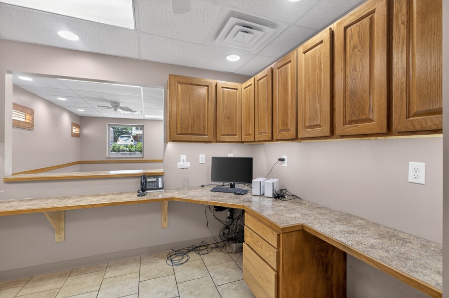 More Photos Of 133 N Glendale St, Wichita Office For Sale