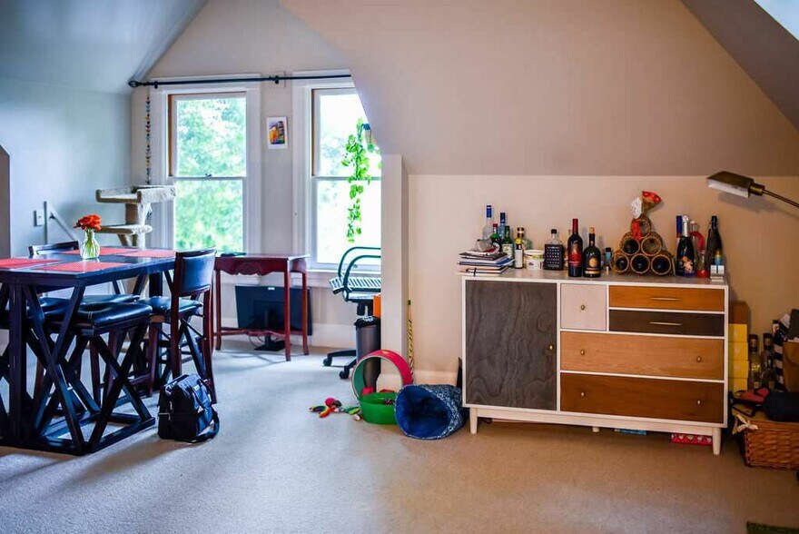 More Photos Of 916 SW King Ave, Portland Office Residential For Sale