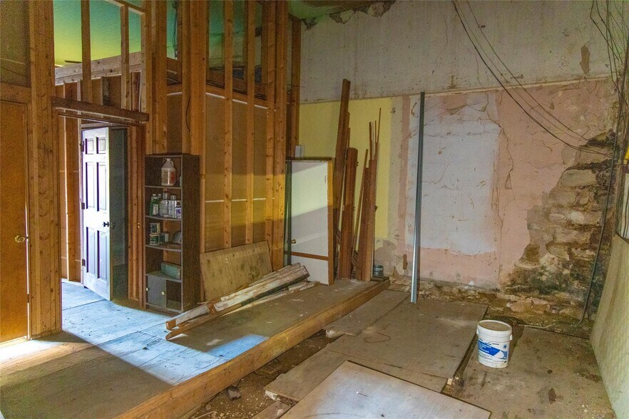 More Photos Of 1020 Halsell St, Bridgeport Flex For Sale