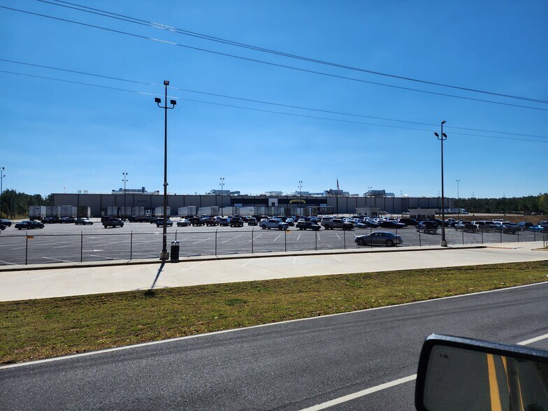 More Photos Of 866 River Rd, Valley Manufacturing For Sale