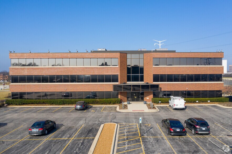 More Photos Of 1110 Jorie Blvd, Oak Brook Office For Lease