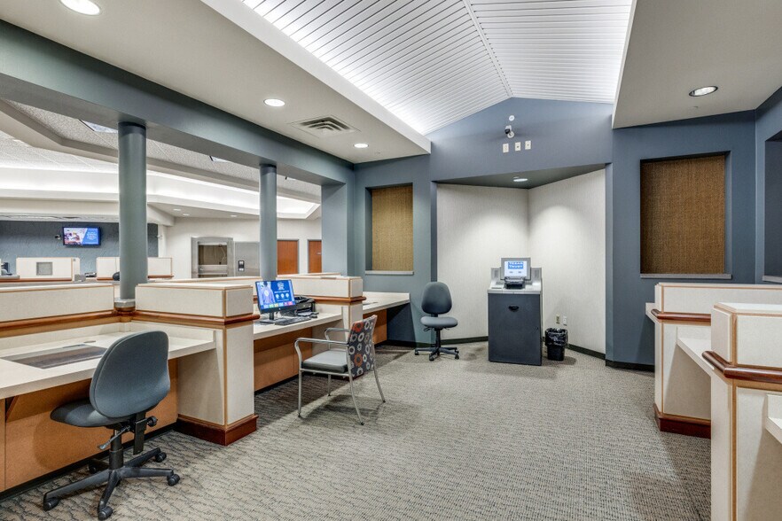 More Photos Of 1900 Country Club Dr, Mansfield Bank For Lease