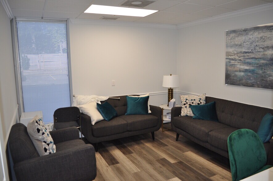 More Photos Of 222 E Wisconsin Ave, Lake Forest Office For Lease