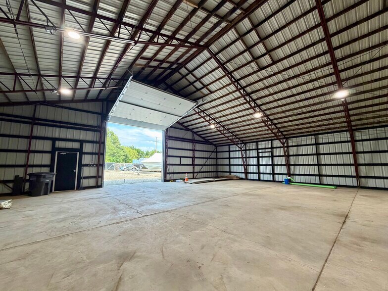 More Photos Of 406 Platt St, Genoa City Warehouse For Lease