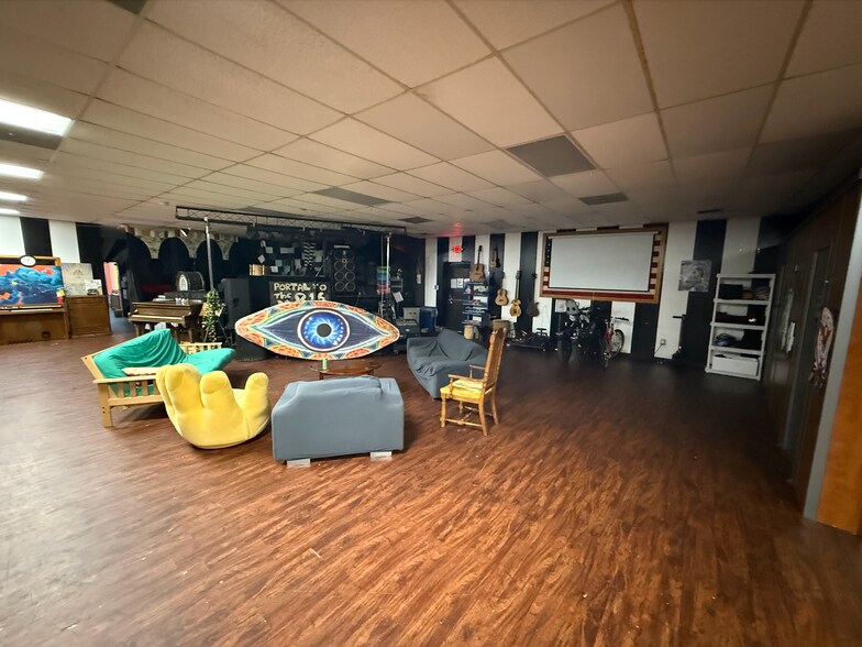More Photos Of 1001 Winterville Rd, Athens Showroom For Lease